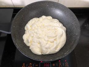 4、翻炒至棉花糖完全融化。