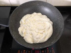 4、翻炒至棉花糖完全融化。