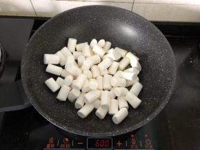 3、倒入棉花糖。