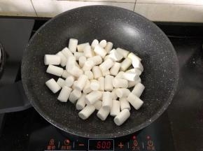 3、倒入棉花糖。