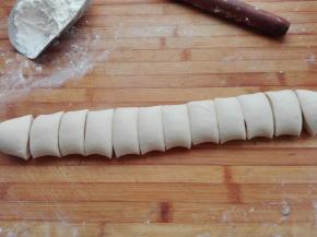 发好的面团排气，搓长，等切为12份