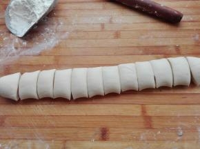 发好的面团排气，搓长，等切为12份