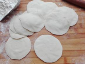 分别擀成中间厚四周薄的面皮