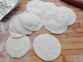 分别擀成中间厚四周薄的面皮