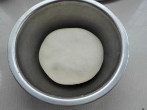 所有材料混合，揉成光滑面团