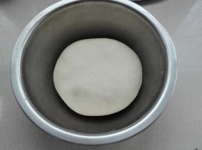 所有材料混合，揉成光滑面团