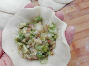 包入适量自己喜欢的馅料