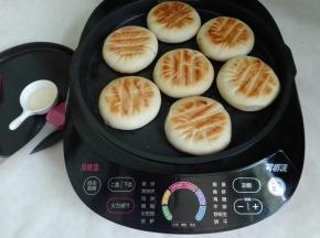 选择功能为馅饼，时间为自动设置的6分钟，放入醒发好的小包子（我前面做水煎包，忘记调回了）