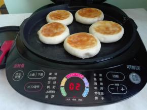 因为包子个头比较大，直接将盖子盖好，烙制过程中，同上盖接触，会自然形成圆形