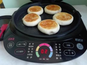 因为包子个头比较大，直接将盖子盖好，烙制过程中，同上盖接触，会自然形成圆形