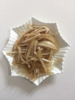 猪皮煮熟，用镊子拔去猪皮上的绒毛，切成条备用。