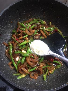 起锅前加入一勺鸡精调味即可。