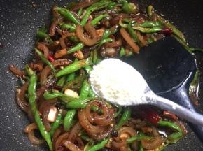 起锅前加入一勺鸡精调味即可。