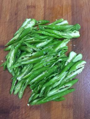 尖椒去蒂洗净，切成块儿备用。