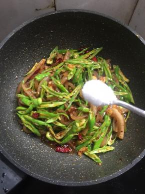 加入一勺盐翻炒片刻。