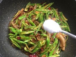 加入一勺盐翻炒片刻。