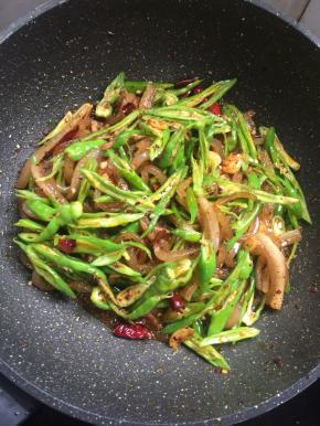 放入尖椒翻炒均匀。