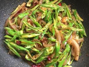 放入尖椒翻炒均匀。