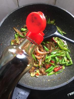 放入少许红烧酱油翻炒均匀上色。