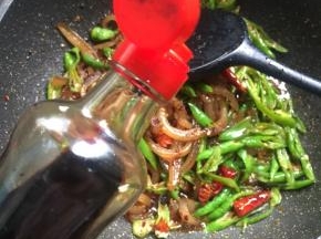 放入少许红烧酱油翻炒均匀上色。