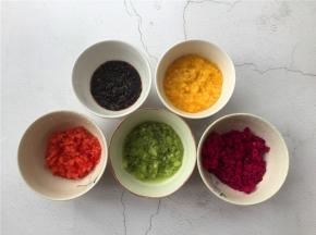 将五种水果剁碎分装在碗中备用。