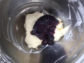 将打发的淡奶油分成五等份，每一份分别加入一种水果碎翻拌均匀。