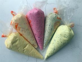 将五种水果奶油糊分别装在裱花袋中。