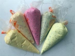 将五种水果奶油糊分别装在裱花袋中。