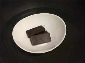黑巧克力隔热水融化。（水温50度左右，不可太烫）