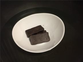 黑巧克力隔热水融化。（水温50度左右，不可太烫）