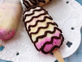 将雪糕脱模，然后随意的挤上黑巧克力，稍等片刻即可食用。也可继续放冰箱冷冻保存。