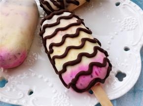 将雪糕脱模，然后随意的挤上黑巧克力，稍等片刻即可食用。也可继续放冰箱冷冻保存。