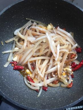 放入猪皮翻炒均匀。