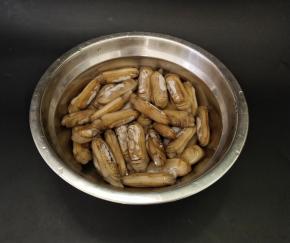 把蛏子洗干净，然后放入盆里面，加入一勺的盐，还有几滴的油，浸泡两个小时，让它把里面的泥沙吐出来，然后再把它清洗干净