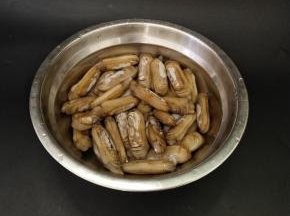 把蛏子洗干净，然后放入盆里面，加入一勺的盐，还有几滴的油，浸泡两个小时，让它把里面的泥沙吐出来，然后再把它清洗干净