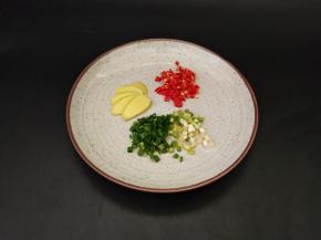 趁着这个时间，我们把配料切一下