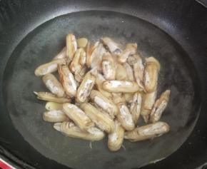 锅里面做水烧开，下姜片煮个两分钟，然后再下入蛏子煮至开口，大约40秒左右，再把它捞出来