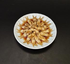 把蒸锅里面做水烧开，放入蛏子蒸3到5分钟，蒸好了取出来，在蛏子上面均匀地浇上蒸鱼豉油