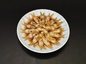 把蒸锅里面做水烧开，放入蛏子蒸3到5分钟，蒸好了取出来，在蛏子上面均匀地浇上蒸鱼豉油