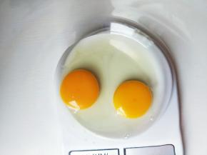 鸡蛋打入盆。