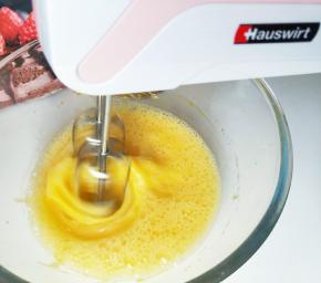 打蛋器打至出粗泡。