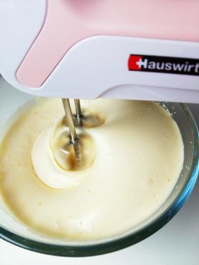 打至鸡蛋蓬松发白。