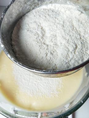 筛入面粉。