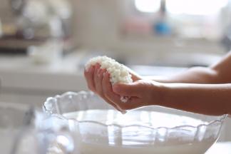 提前准备糯米，洗干净，浸泡大约3小时左右，米可以用手的搓碎。或者晚上泡，夏天可以放到冰箱冷藏，第二天做。