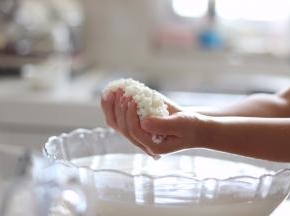 提前准备糯米，洗干净，浸泡大约3小时左右，米可以用手的搓碎。或者晚上泡，夏天可以放到冰箱冷藏，第二天做。