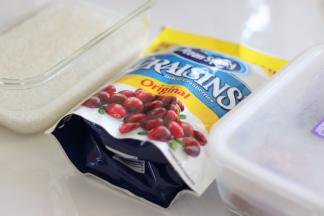 准备好糯米糕所需的食材。