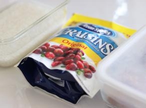 准备好糯米糕所需的食材。