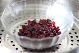 蔓越莓干洗干净，滤水后蒸大约10多分钟，软了就可以了。