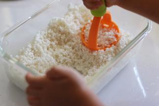 糯米去掉水，再冲洗一次，用勺子或其他工具把米压碎。