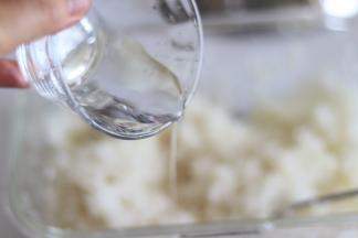 取出，加入适量的水，大约120克，和适量糖（如果想成品沾这白糖吃，这里也可以不加糖）